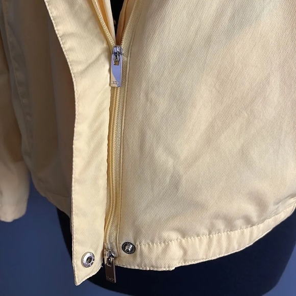 Izod buttercream mesh lined drawstring back convertible to vest golf jacket. Med - Picture 9 of 11